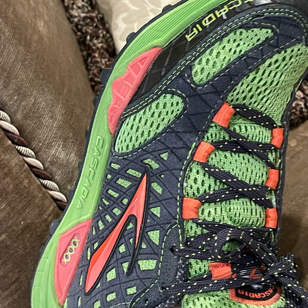 Brooks Cascadia Women's Sneakers - Green and Pink